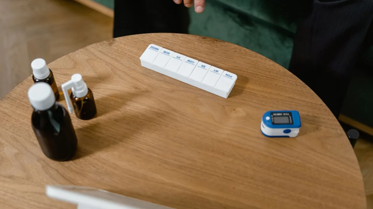 Boîte de comprimés de quétiapine posée sur une table, avec ordonnance et verre d'eau en arrière-plan